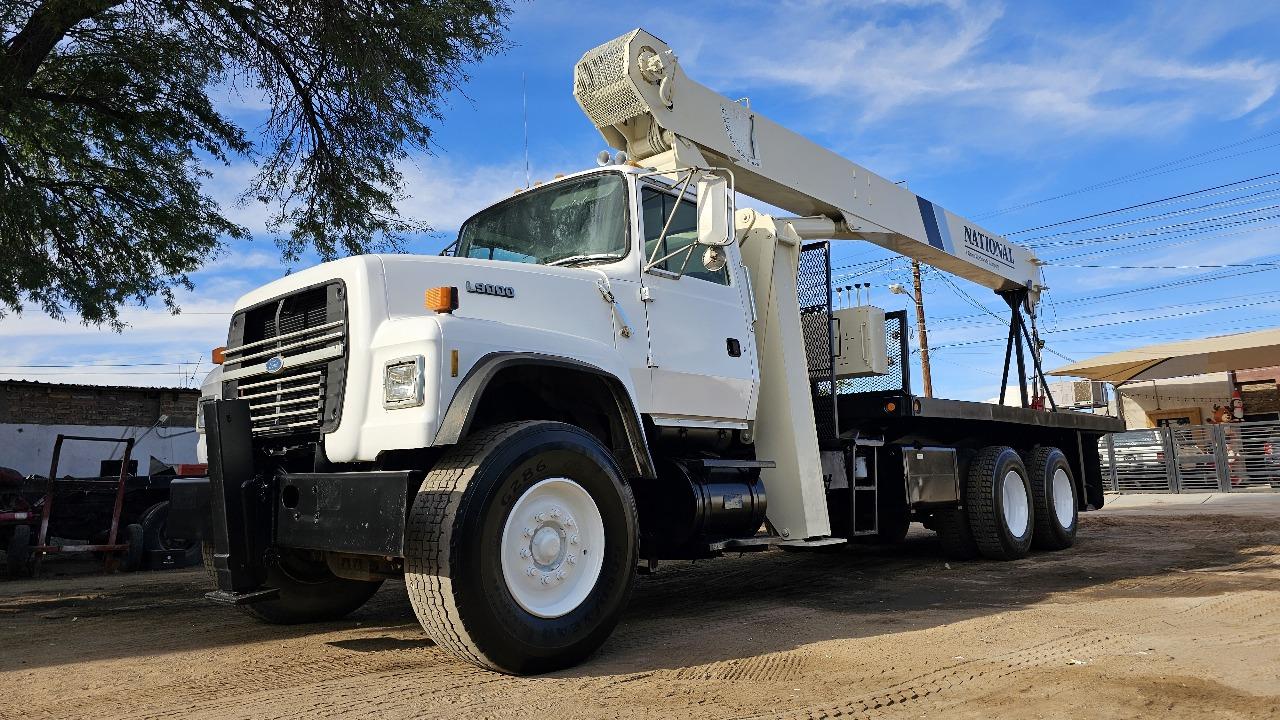 Grúa Ford L8000 — 23 Toneladas