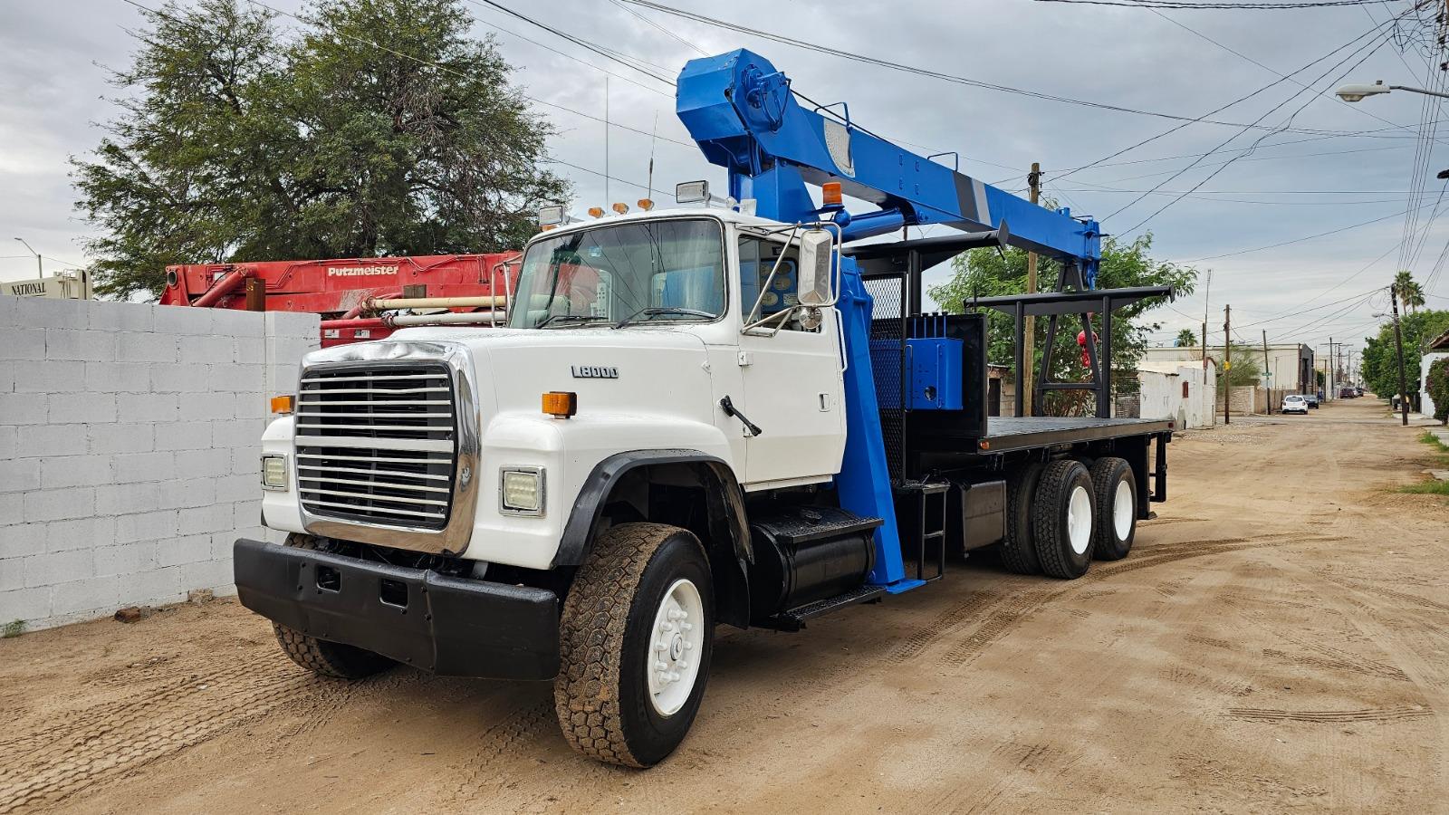 Grúa Ford L8000 — 15 Toneladas