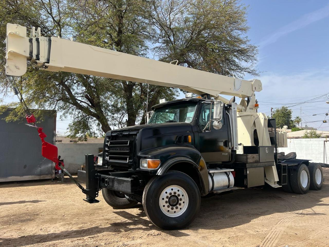 Grúa Sterling LT9500 — 18 Toneladas
